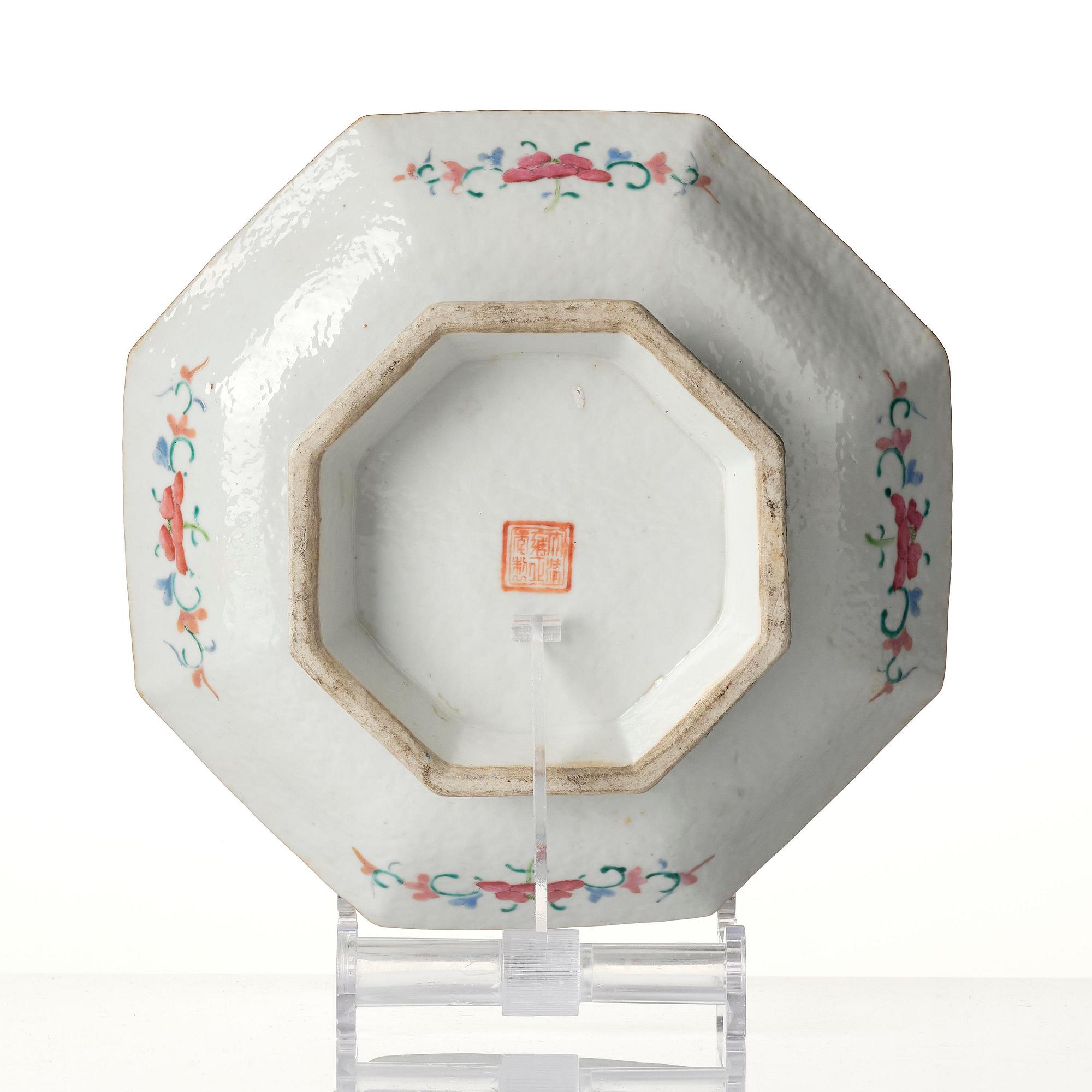A octagonal 'trigram' dish, late Qing dynasty/around 1900.