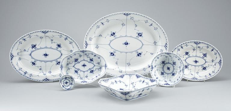 SERVISDELAR, 84 delar, porslin, "Musselmalet" Royal Copenhagen.