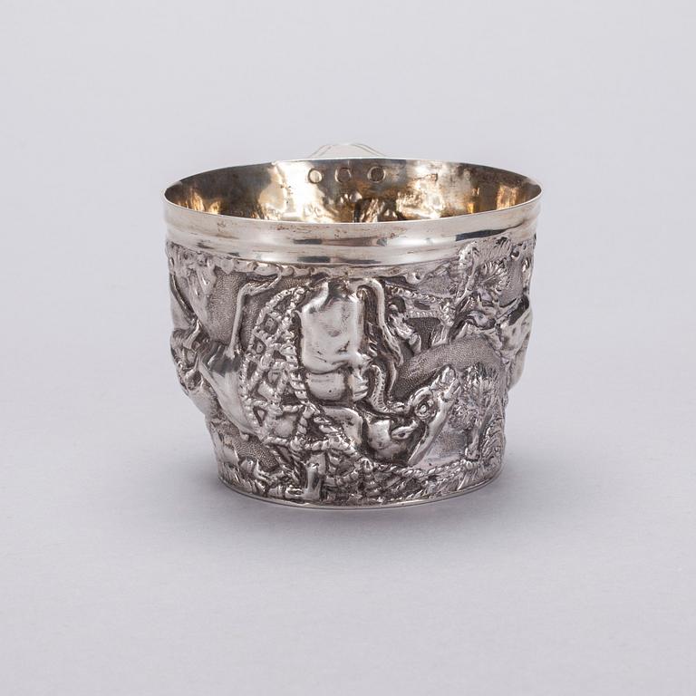 DRYCKESKÄRL, silver, London 1911. Vikt ca 353 g.