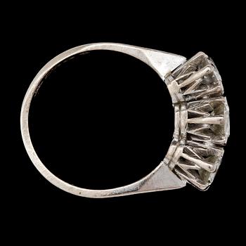 RING, 18k guld med tre briljantslipade diamanter, tot ca 1.10 ct, 1983.