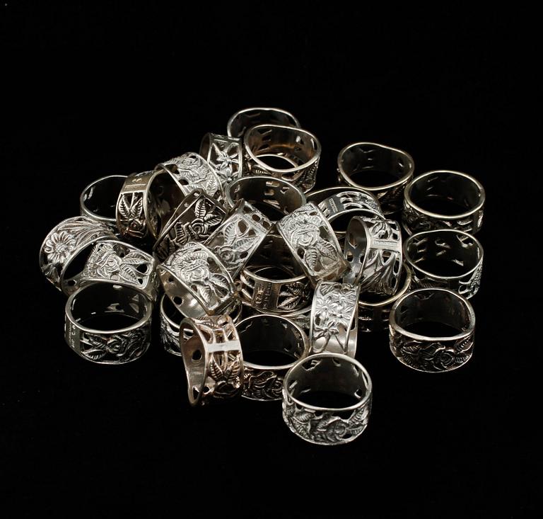 SERVETTRINGAR, 32 st, silver, GEWE, Malmö, 1970-tal. Vikt 220 g.