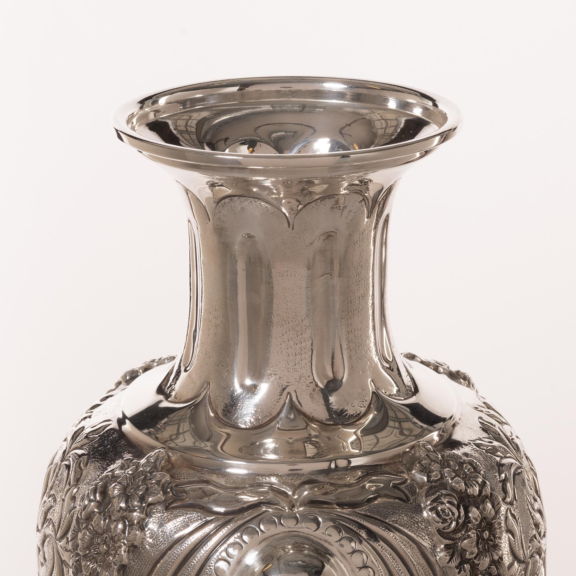 A silver lided vase, Louis XVI style, 20th century.