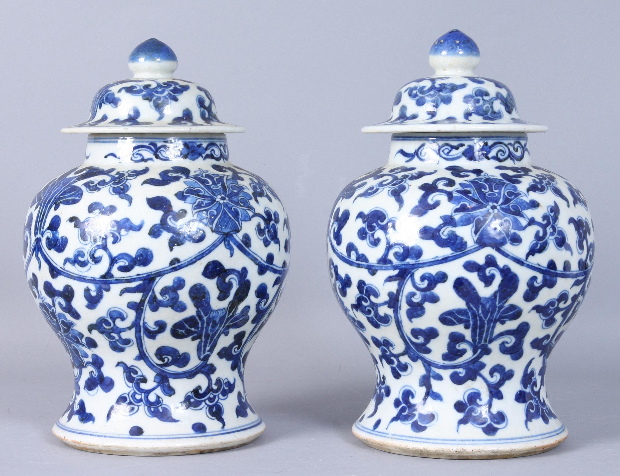 LOCKURNOR, ett par, porslin, Kina, 1800-tal.