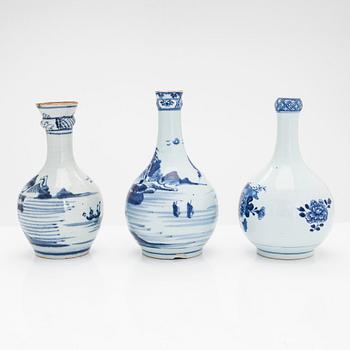 Tre flaskor, porslin, Qingdynastin, 1700- och 1800-tal.