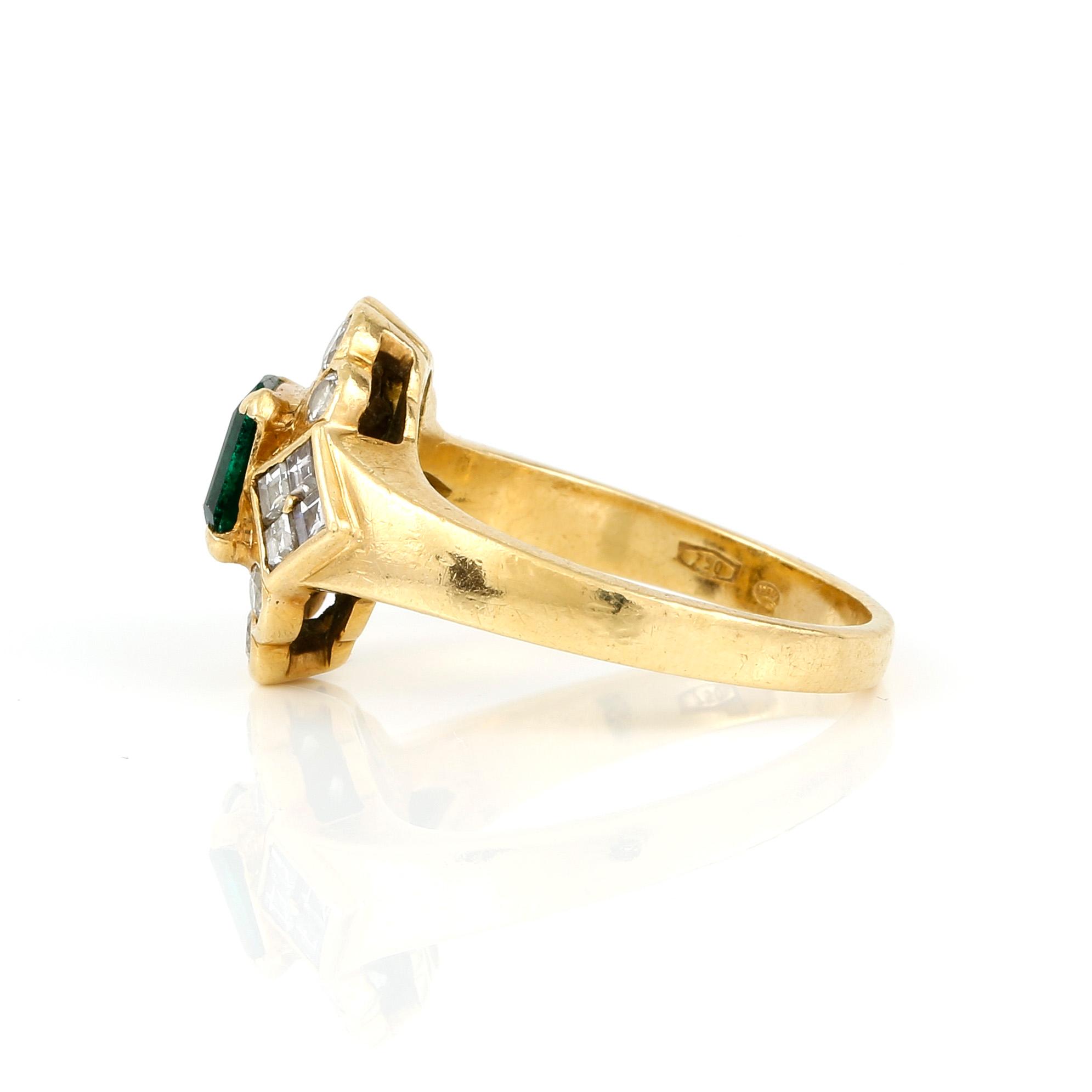 RING, guld 18K, diamanter och smaragd, svensk importstämpel 1900-tal. Vikt ca 6 gram.
