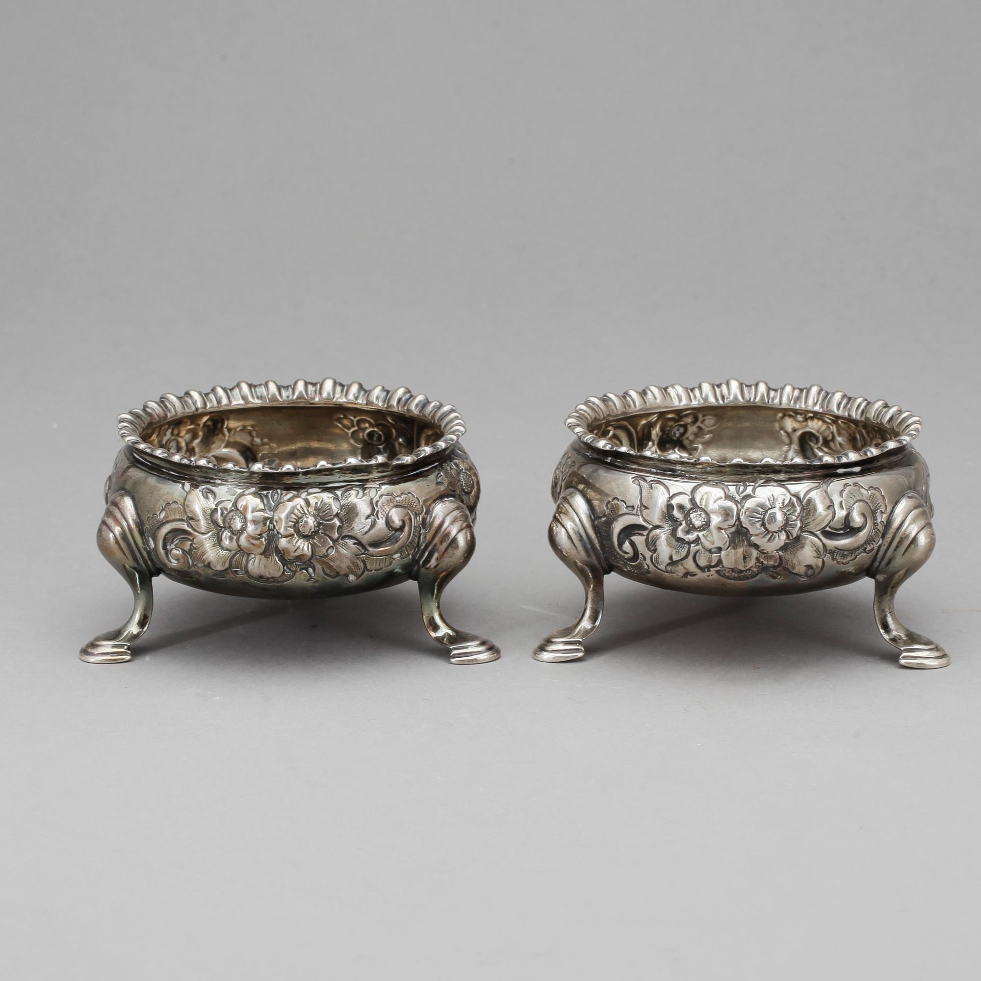 SALTKAR, ett par, silver, otydlig mästare, London, England, 1700-tal. Vikt 134g.