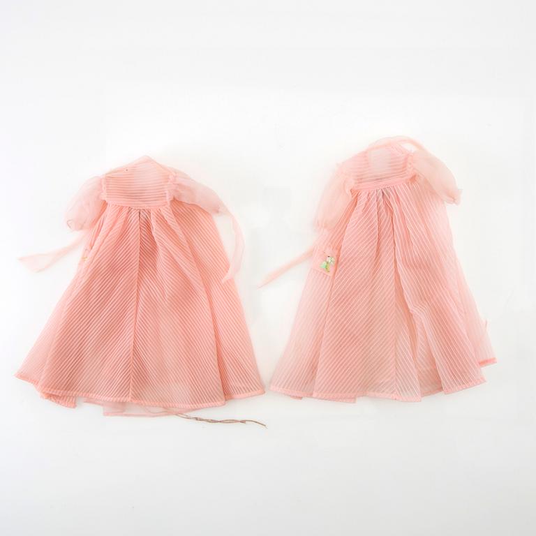 Barbiekläder 4 set. vintage bl a "Dinner at Eight" Mattel 1963-64. "Nighty Negligée" Mattel 1959-64.