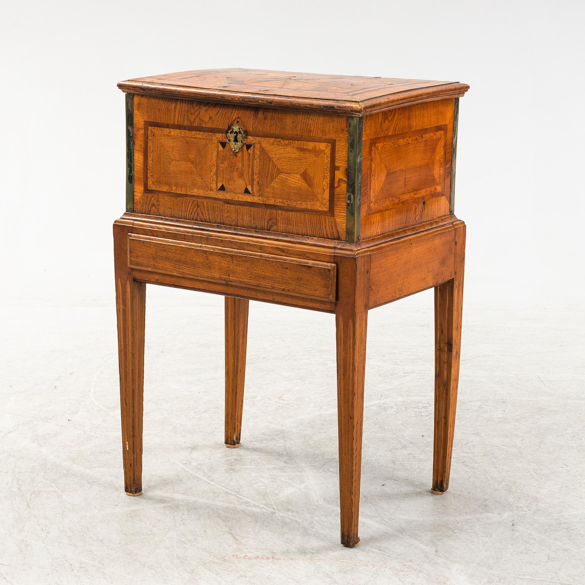 Nattkista, barock 1700-talets början, på senare benställning.