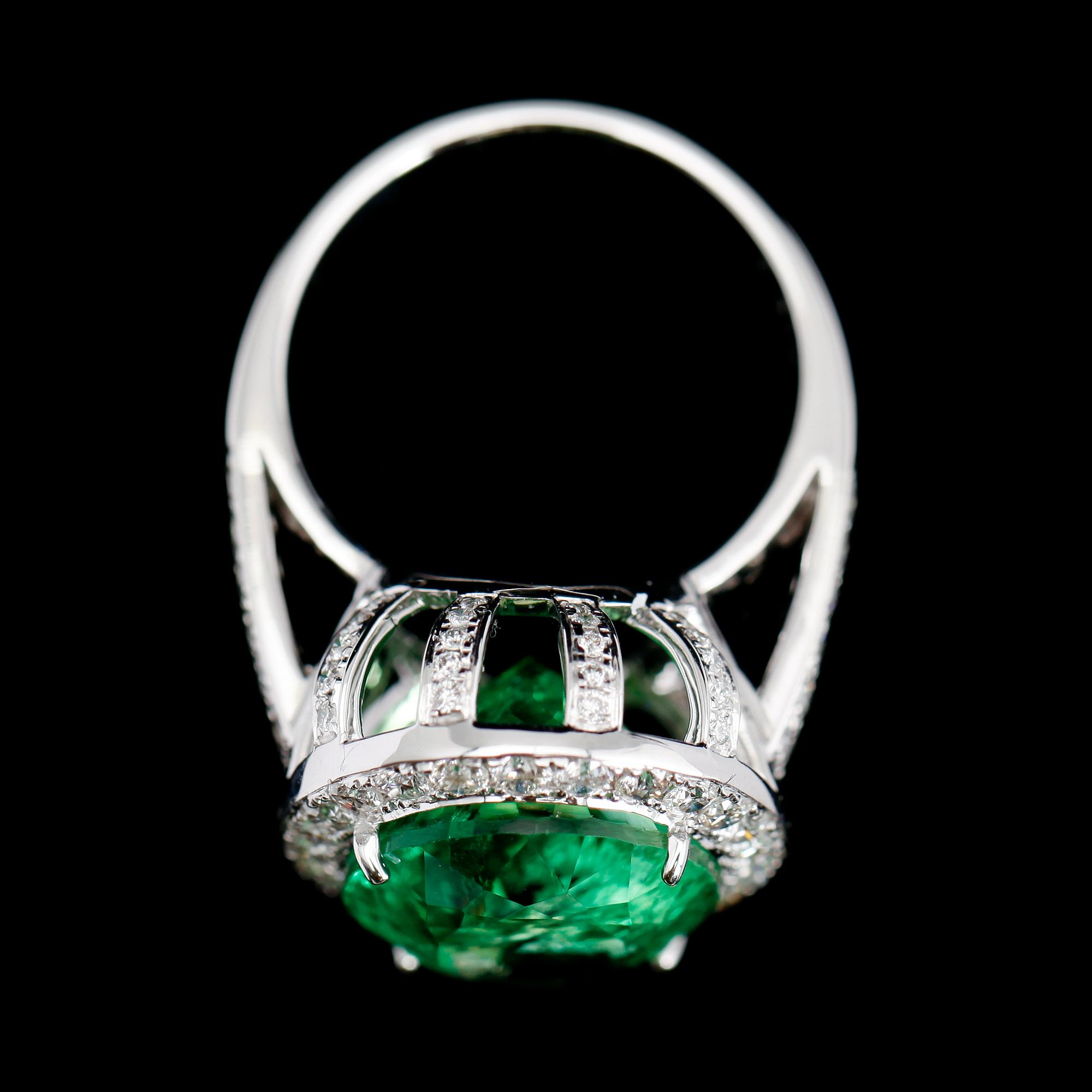 RING, 18 k vitguld, grön flourite ca 13,50 ct samt briljantslipade diamanter tot ca 1.35 ct.
