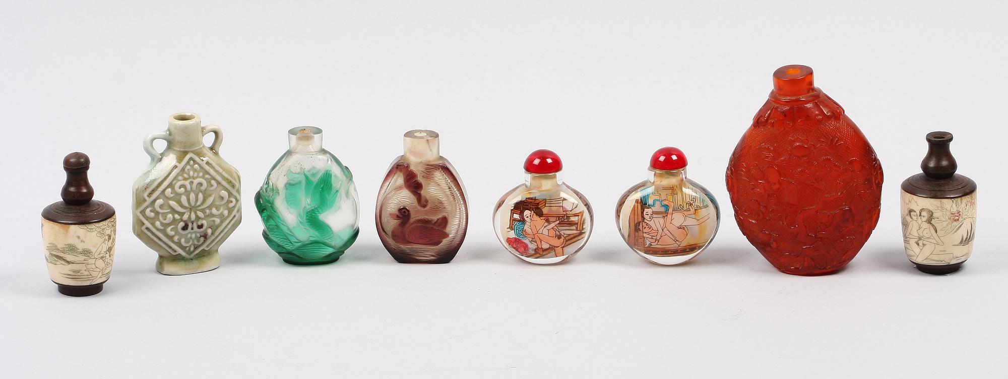 SNUSFLASKOR, 8 st, bl a glas och trä, Ostasien, 1900-tal.