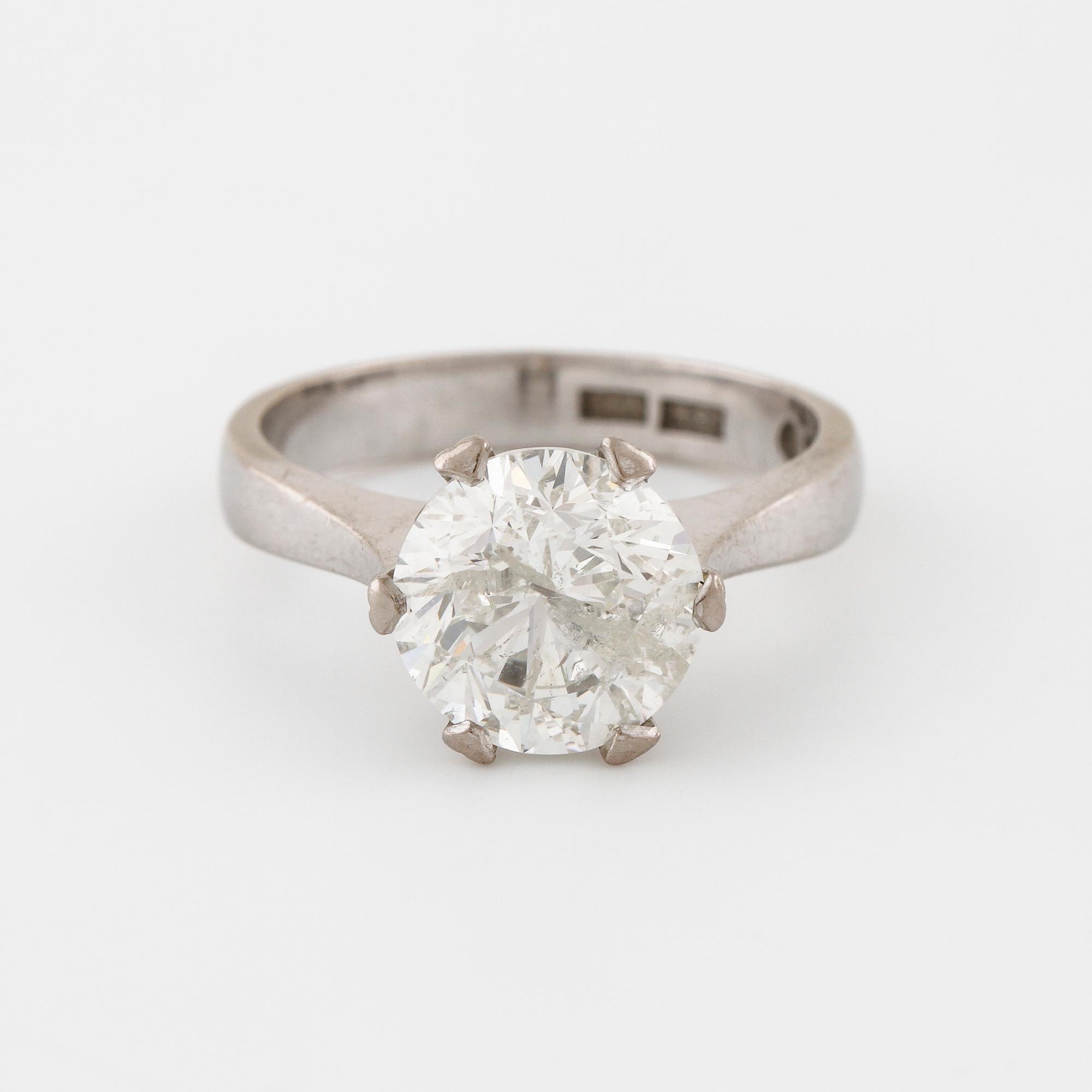 A brilliant cut diamond ring by Svante Schmidt, Hisings Backa, 1995.