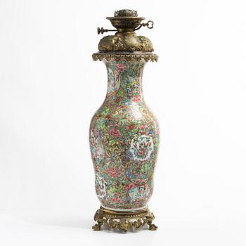 Vas, omgjord till bordslampa, porslin, Kanton, Qingdynastin, Kina, 1800-tal.