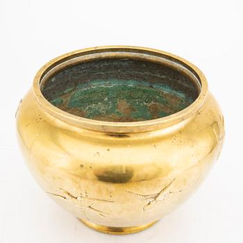 A signed Japanese brass urn 20th century.