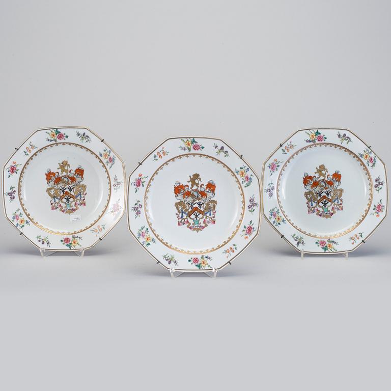 A set of three armorial dishes with the motto "Forward", Qing dynasty, Qinalong (1736-95).