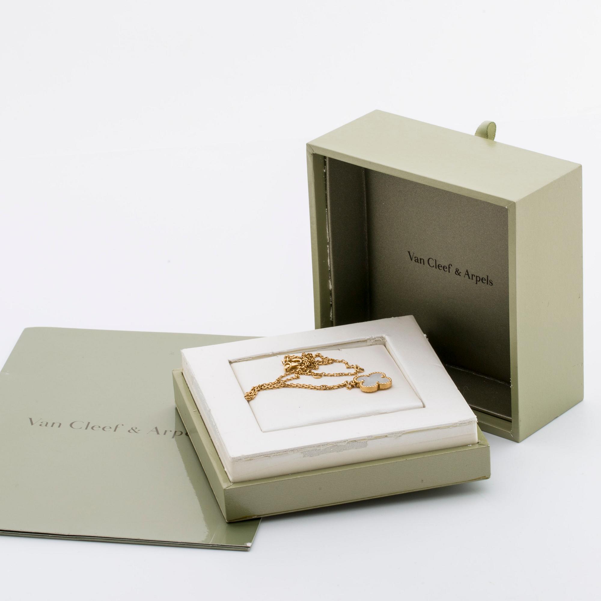 van CLEEF & ARPELS HALSBAND 18K guld m pärlemor "Alhambra" collection, original etui och certifikat.