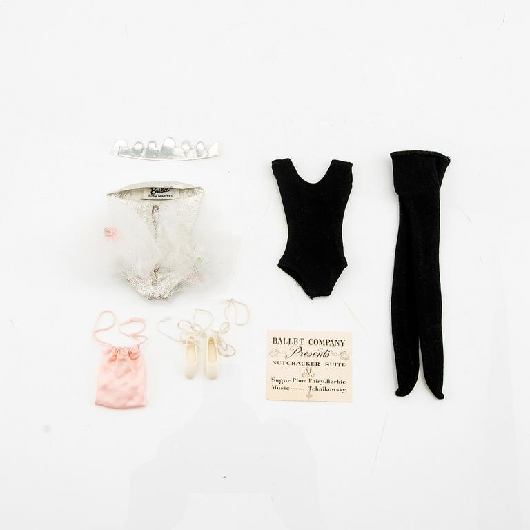 Barbiekläder 8 set. vintage bl a "Country Club Dance" Mattel 1965, "Ballerina" Mattel 1961-65.