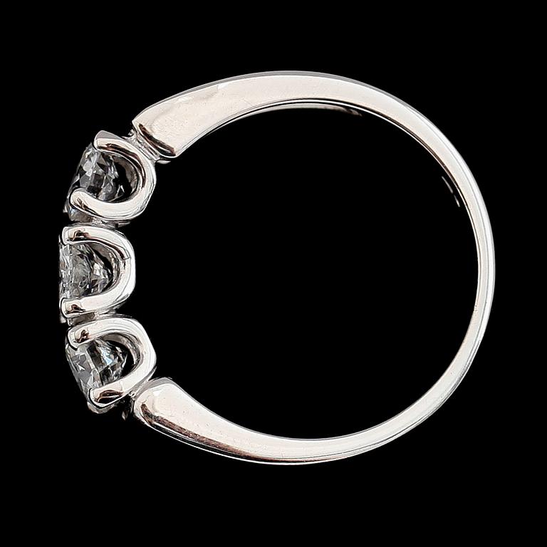 RING, 18 k vitguld, 3 briljantslipade diamanter tot ca 1.14 ct.