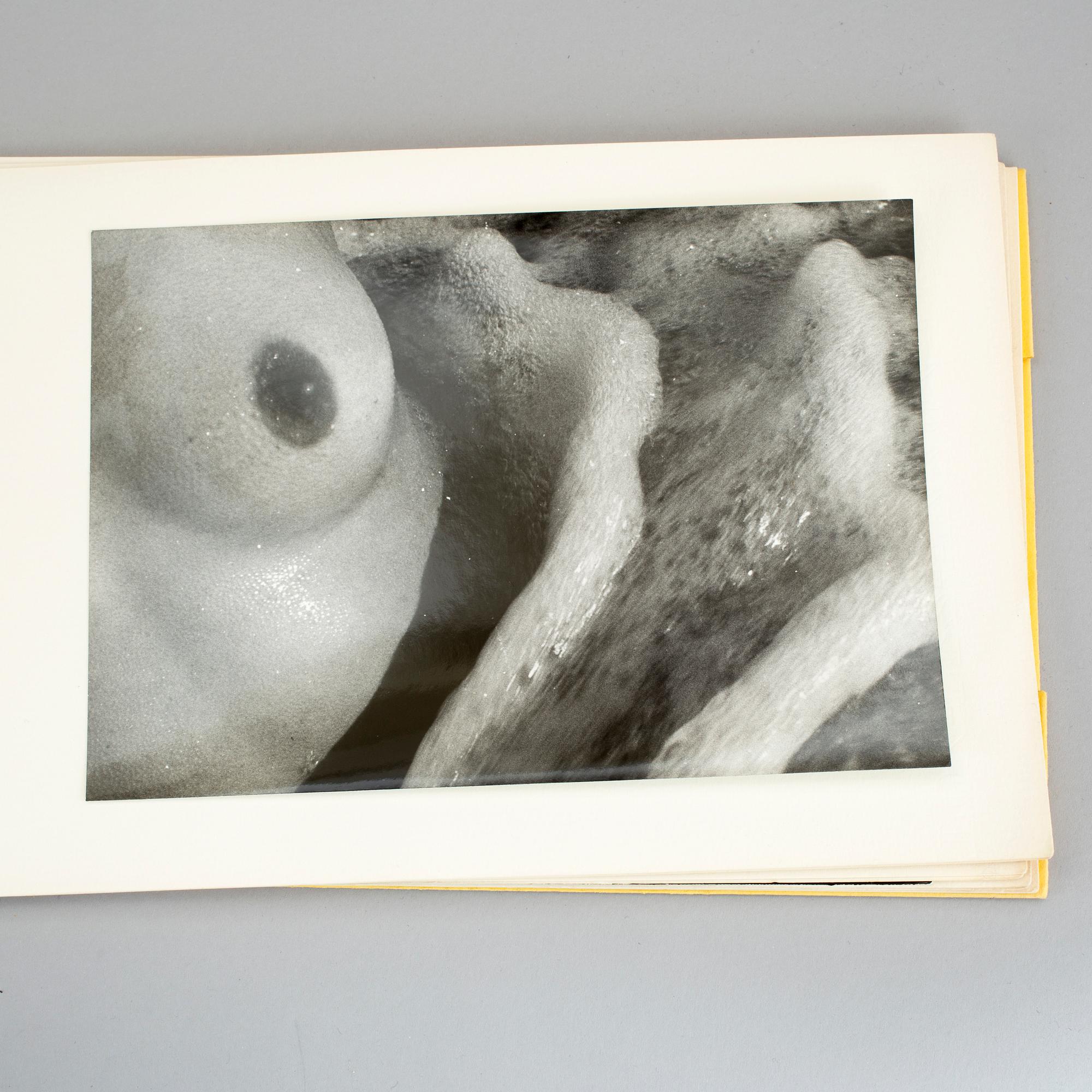 LUCIEN CLERGUE, album med 11 gelatinsilverfotografier, vintage. Numrerad 192, upplaga 250.
