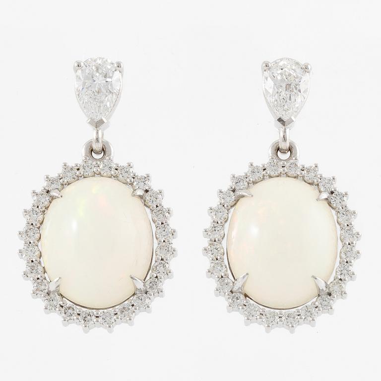 Örhängen 14K vitguld med opaler och  diamanter.