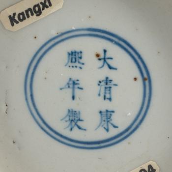 VAS, porslin. Kina, 1900-tal. Med Kangxi sex karaktärers märke.