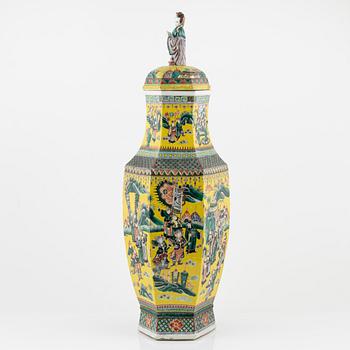 A porcelain urn, China, early 20th century.