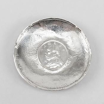 Fat, ett par, silver. Kina, 1900-tal. Med infällda kinesiska mynt.