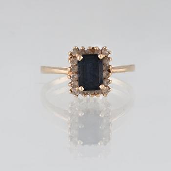 RING, 8K guld, samt blå safir och diamanter. Vikt 2,7 gram.