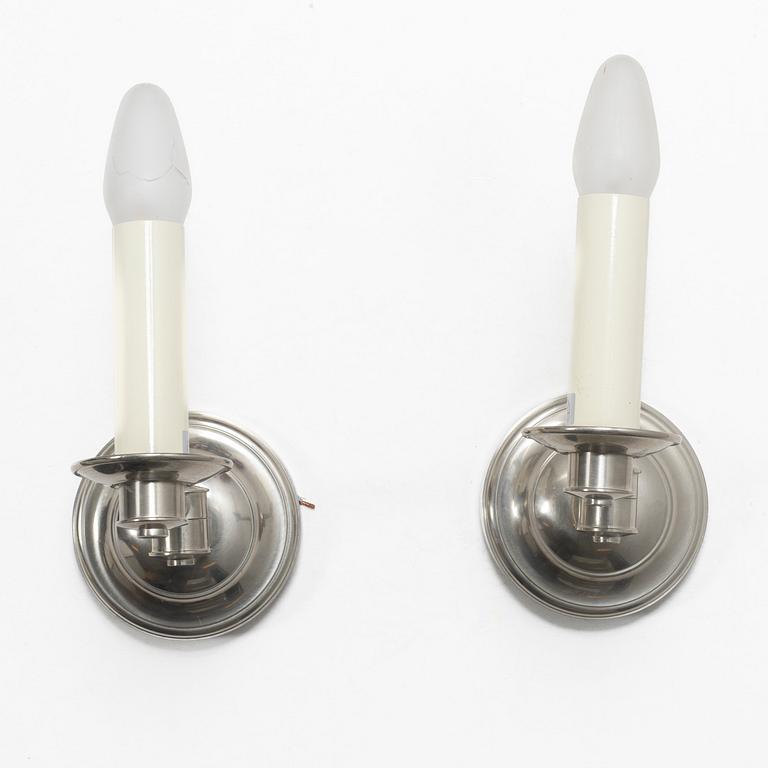 Vägglampor, ett par, "Sussex Swing Arm Bahtroom Wall Light" Vaughan, samtida.