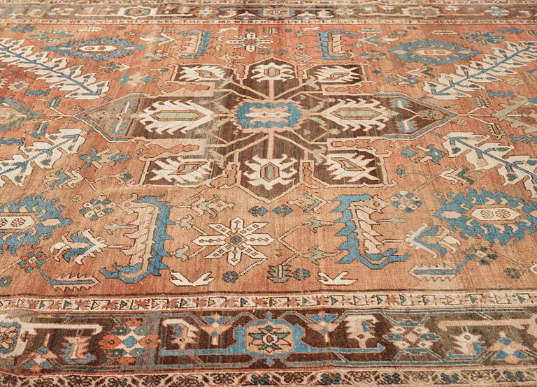 Matto, an antique Heriz, ca 454,5-460,5 x 268-285 cm.