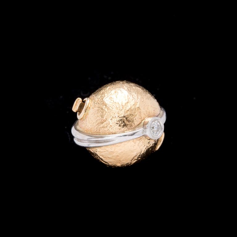 COLLIER, 3 st, 18 k guld -vitguld kullås med briljantslipad diamant ca 0,05ct. Per Borup, Köpenhamn. Vikt ca 6 g.