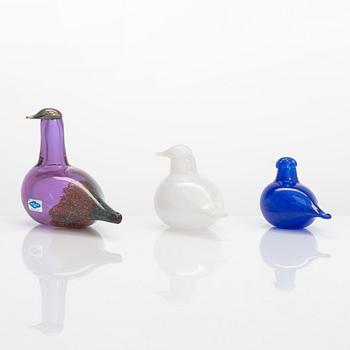 Oiva Toikka, three glass birds, signed O. Toikka Nuutajärvi.