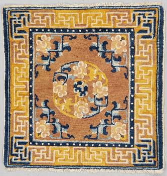 A meditation rug, antique Ningxia, ca 67,5-68,5 x 67,5-68,5 cm.