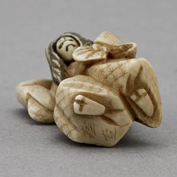 NETSUKE, ben, Japan, troligen Meiji, sign.