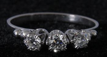 RING, vitguld med tre briljanter.