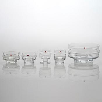 Timo Sarpaneva, jälkiruoka-astiasto, 30 osaa, lasia, "Pisararengas" Iittala. Suunniteltu 1963.