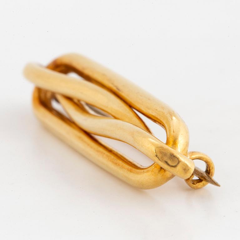 18K gold brooch.