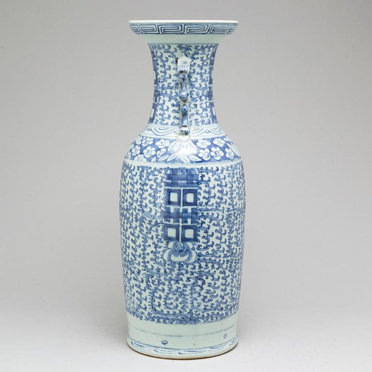 GOLVURNA, porslin. Kina, tidigt 1900-tal.