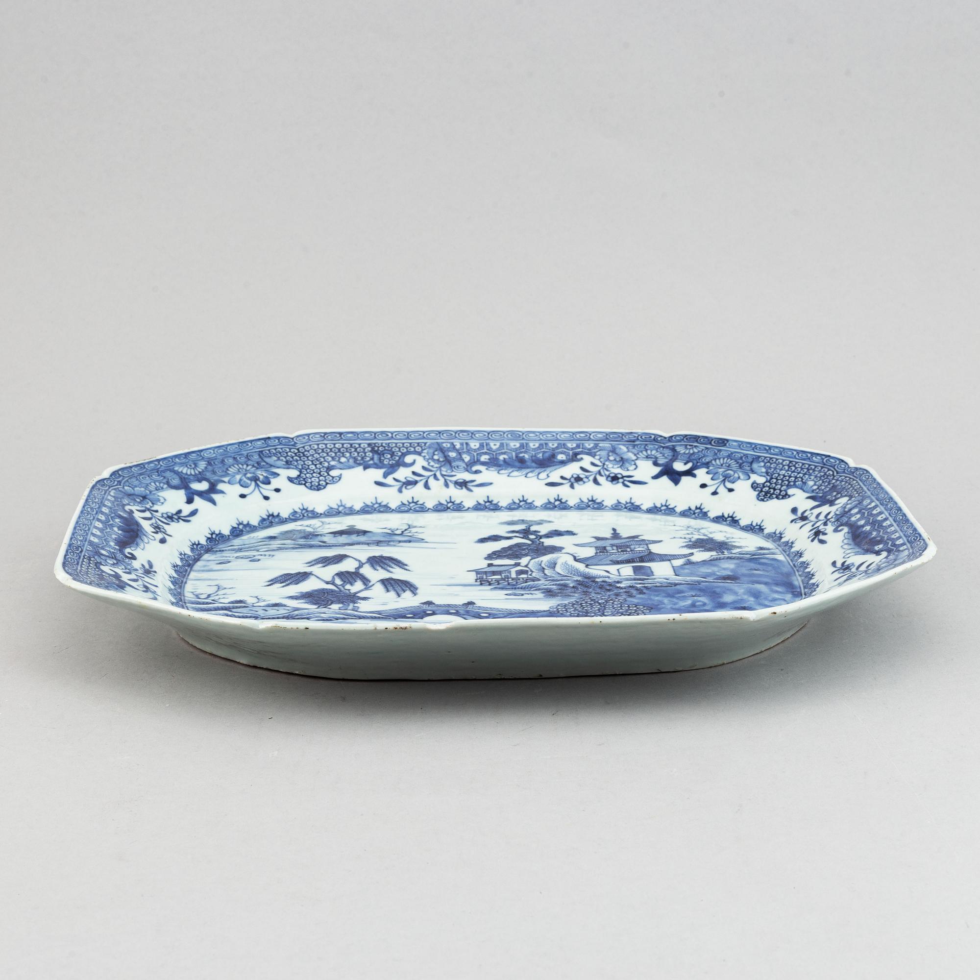 A blue and white tureen with cover and an export porcelain serving dish, Qing dynasty, Qianlong (1736-95).