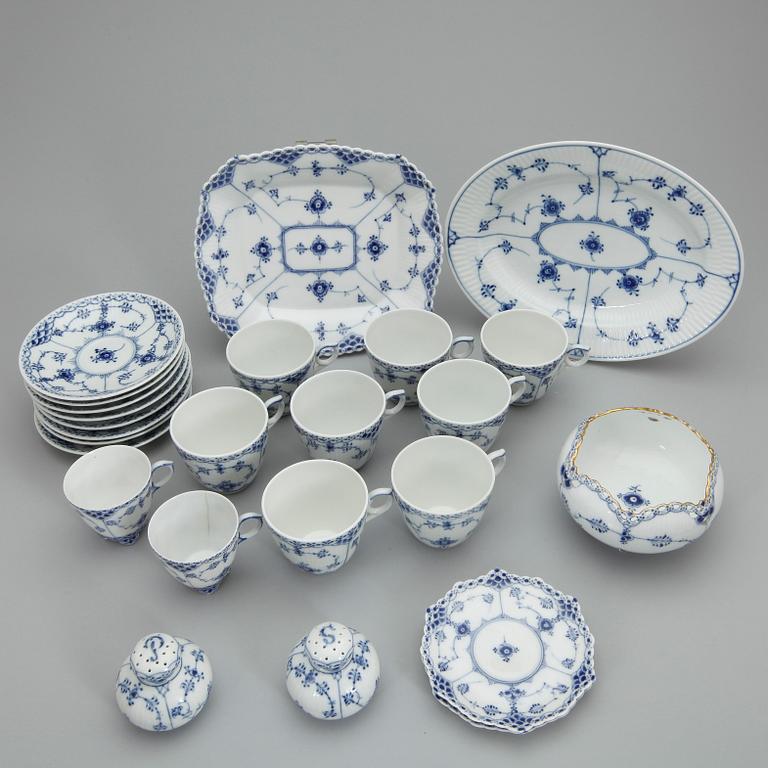 MOCCA samt KAFFESERVISDELAR, 13 st, "Musselmalet", Royal Copenhagen, Danmark, 1900-talets andra hälft.