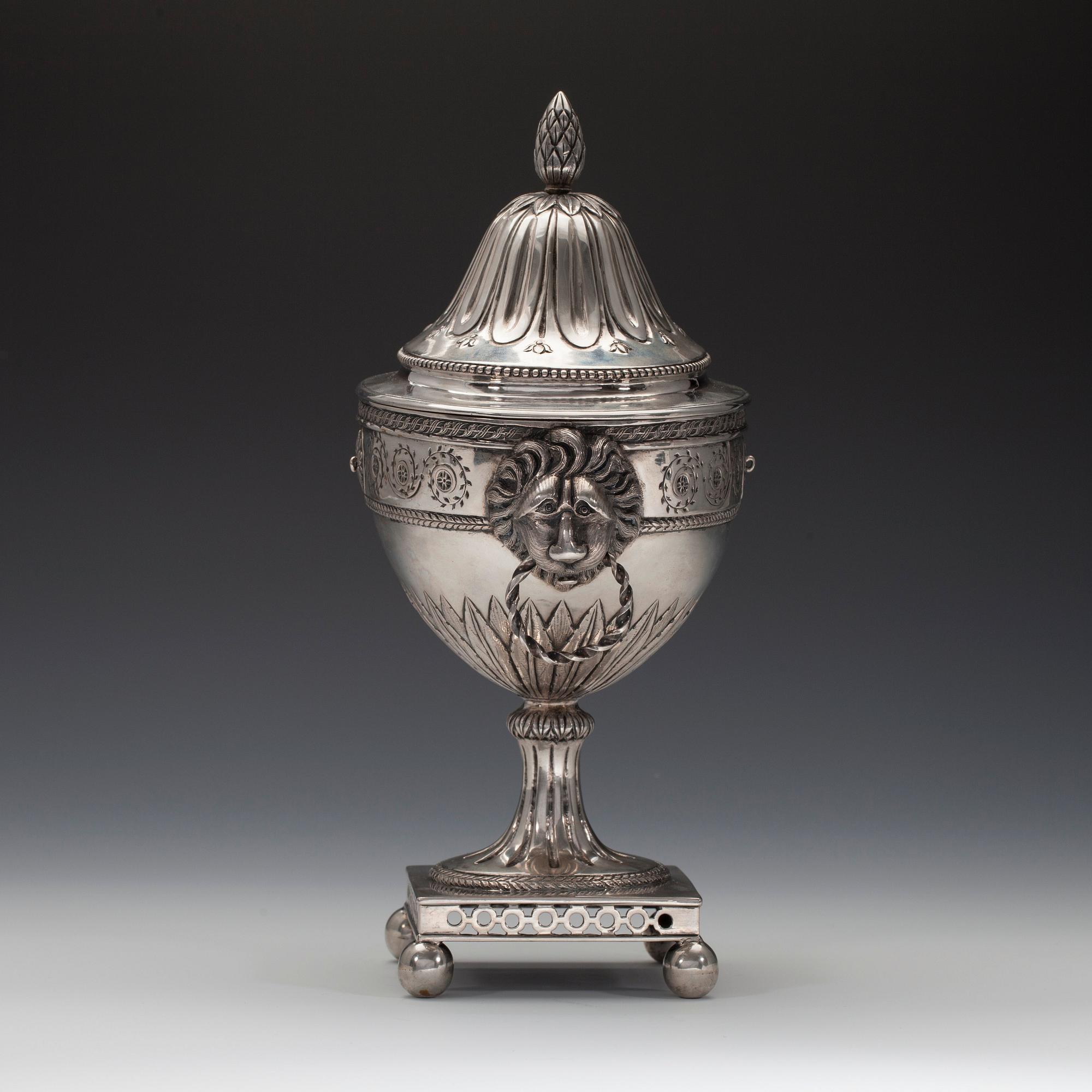 SOKERIKKO, hopeaa Stralsund 1700 l. loppu. Leimattu GJD. Korkeus 26,5 cm. Paino 833 g.