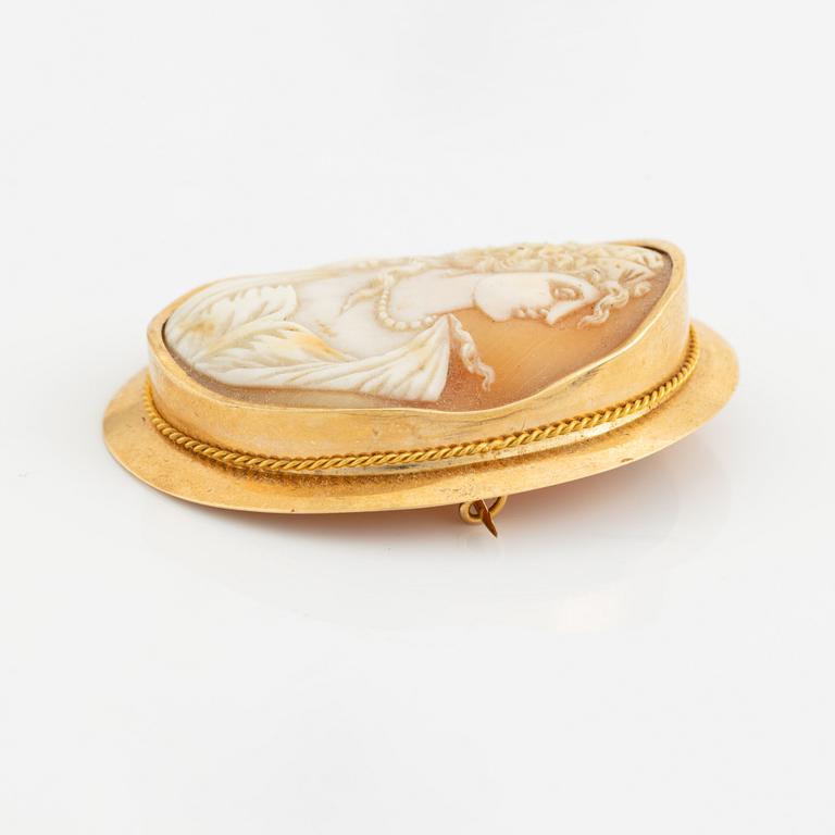 Gold and shell cameo brooch.