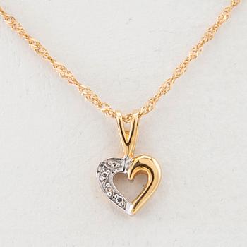 Necklace in 18K gold with a pendant in the shape of a heart set with single-cut diamonds.