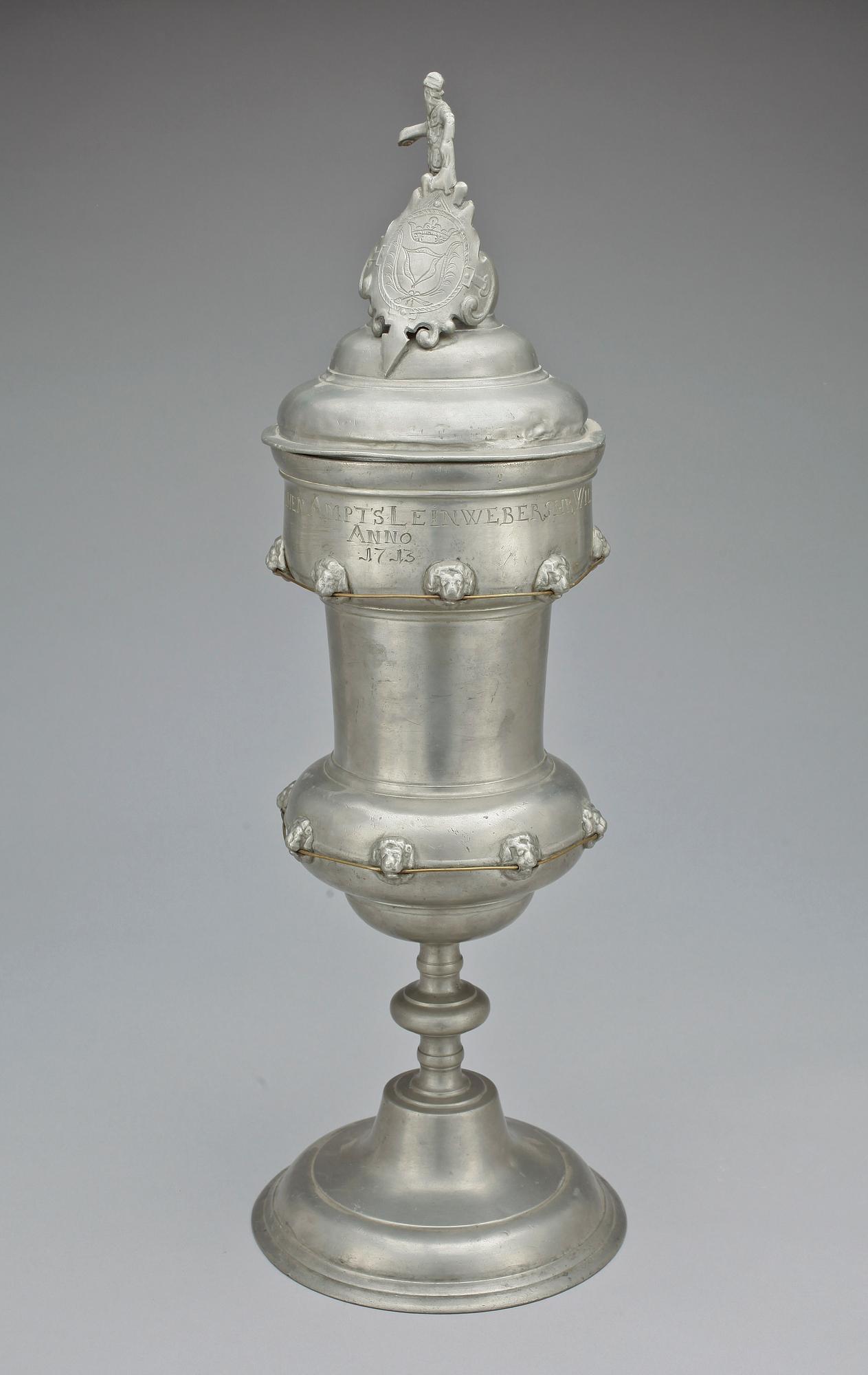 SKRÅBÄGARE, tenn, troligen Tyskland, bär datering 1713, 1800-tal.