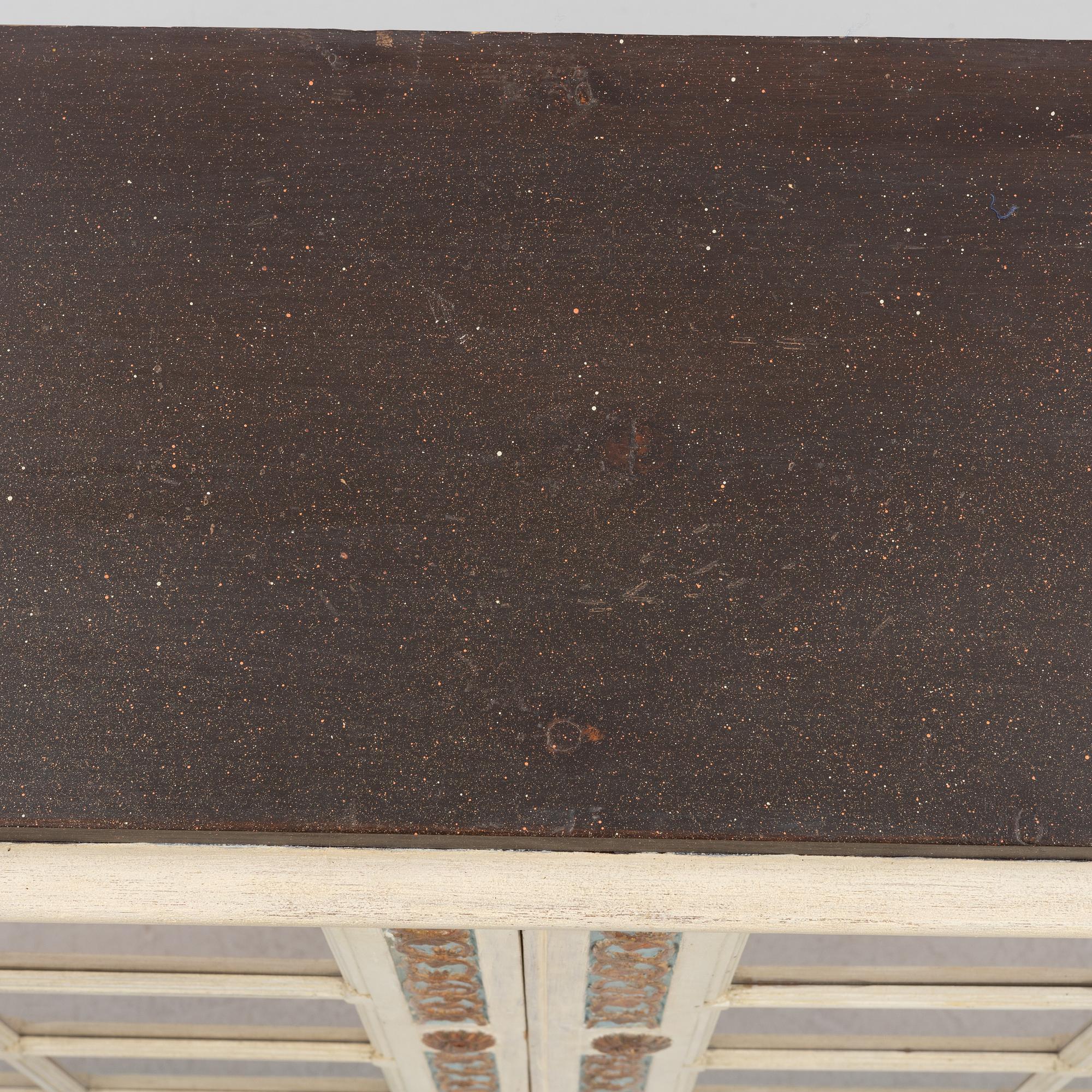 Vitrinskåp, gustaviansk stil, 1900-talets början.