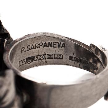 Pentti Sarpaneva, sormus, hopeaa ja akaatti. Turun Hopea, Åbo 1973.