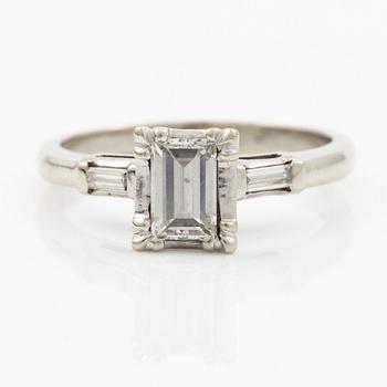 Ring 14K vitguld med baguetteslipad diamant.