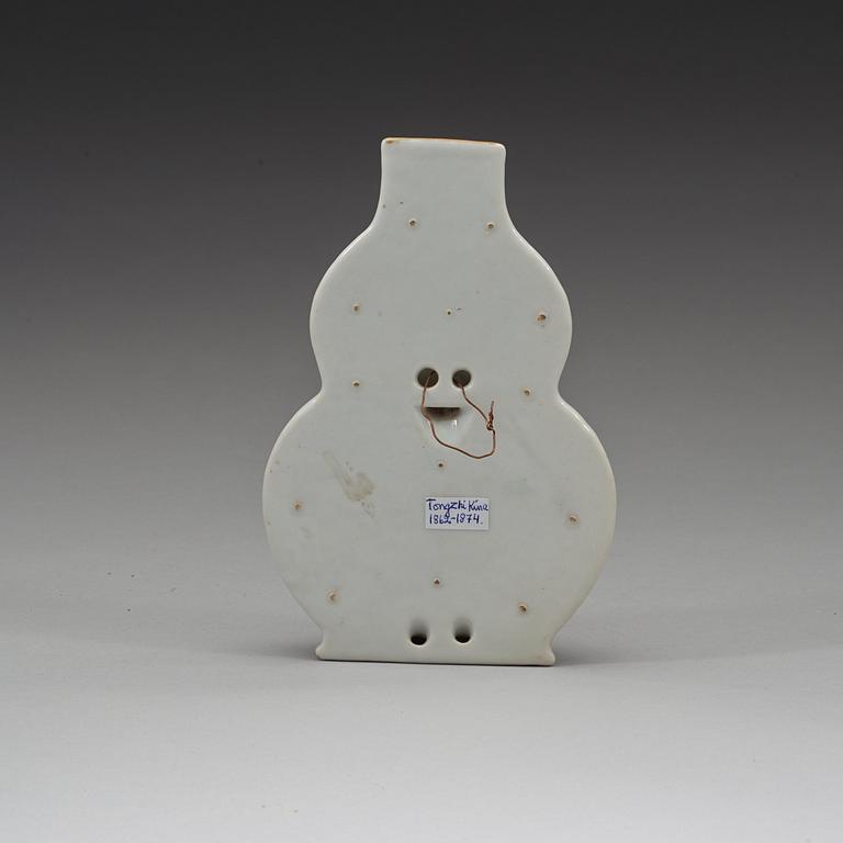 VÄGGVAS, porslin. Sen Qingdynasti, 1800-tal.