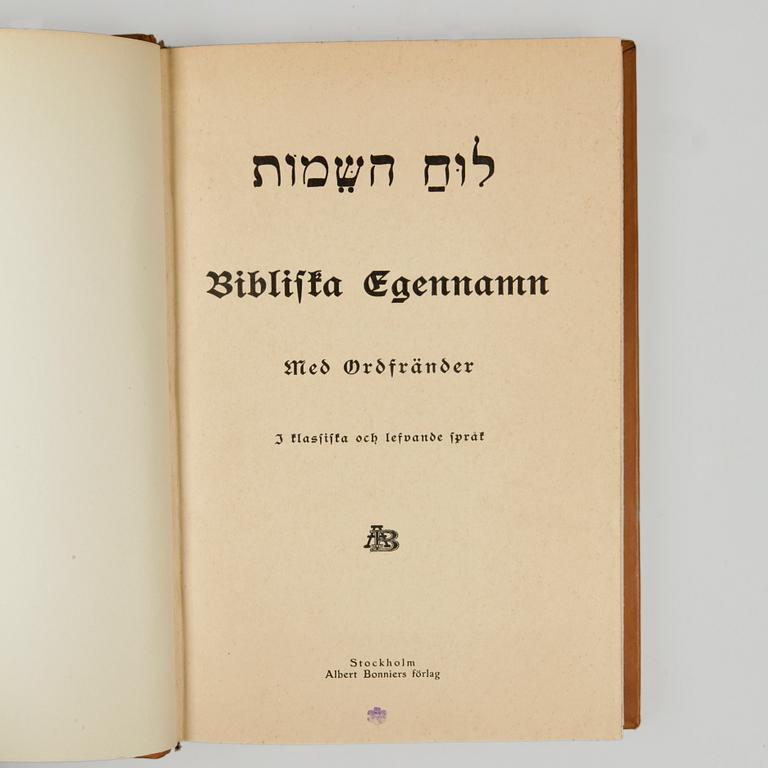 BÖCKER OM SPRÅK, 3 vol, bla "Bibliska egennamn med ordfränder i klassiska och lefvande språk" av August Strindberg, Stockholm 1910.