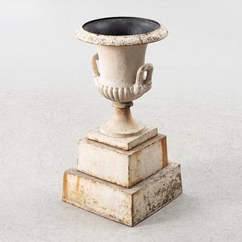 Trädgårdsurna på sockel, 1900-tal.