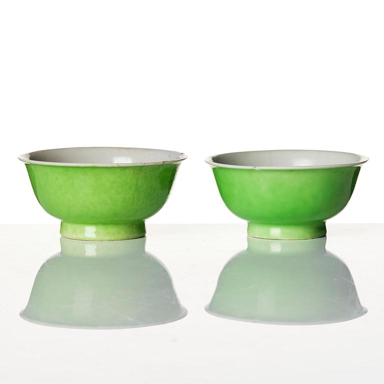 A pair of small green glazed bowls, late Qing dynasty, 19th century.